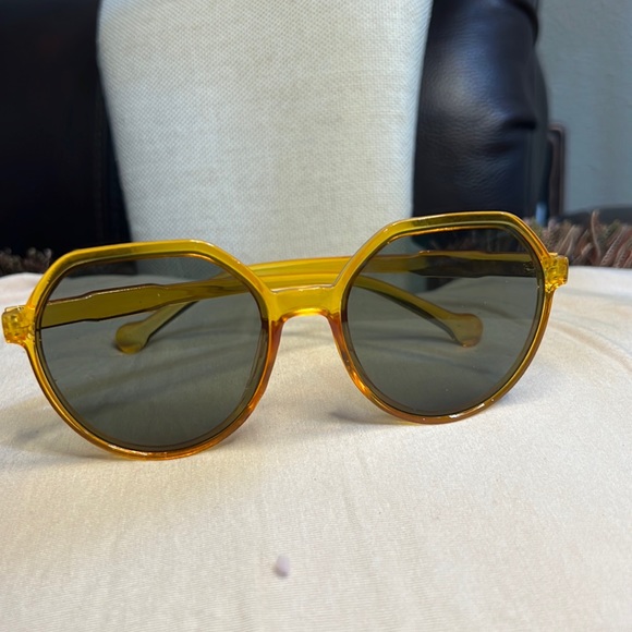 Accessories - NWT Gold Sunglasses